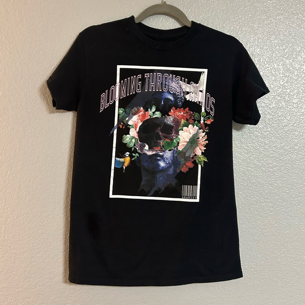 Women’s black white pink flower graphic T shirt size small